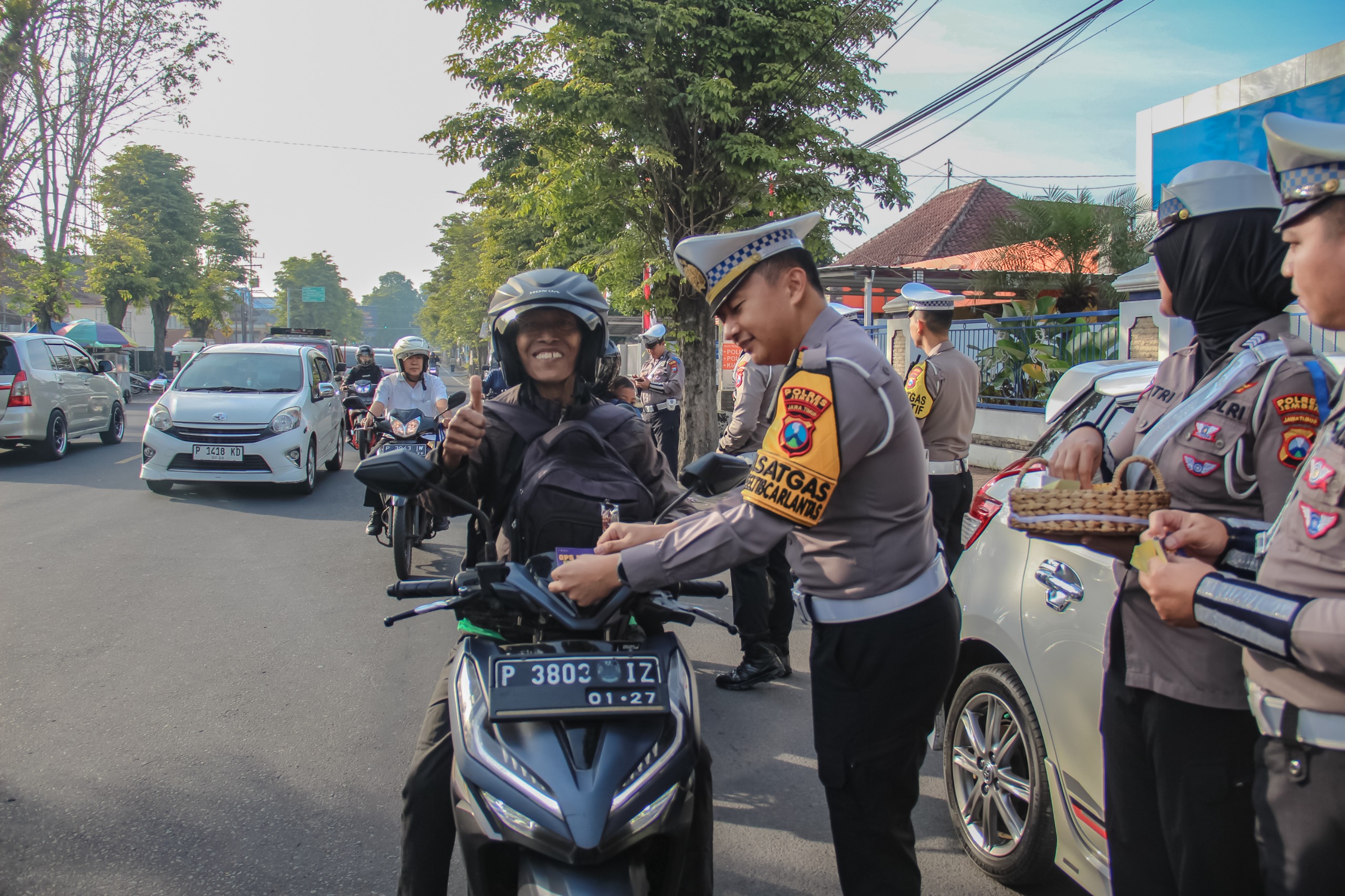Bukan Razia Biasa, Polres Jember Jadikan Operasi Patuh Semeru Aksi Senyum dan Cokelat untuk Keselamatan*