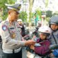 Humanis, Kasatlantas Probolinggo Kota AKP Siswandi Bagikan Susu di Operasi Patuh Semeru 2025