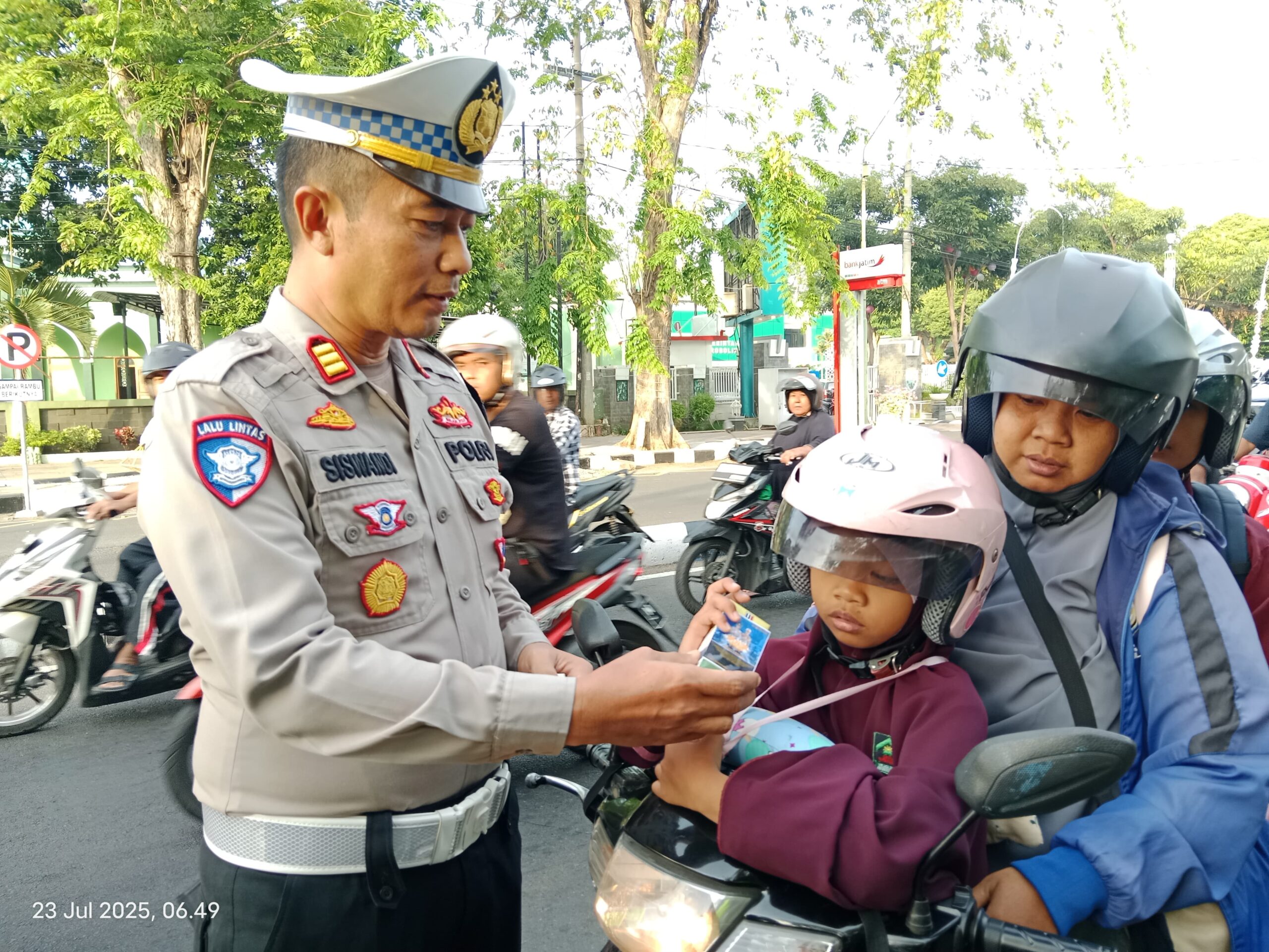 Humanis, Kasatlantas Probolinggo Kota AKP Siswandi Bagikan Susu di Operasi Patuh Semeru 2025