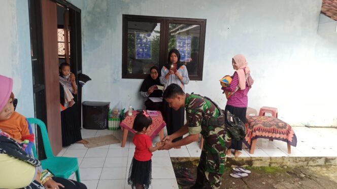 Babinsa Dampingi Pemeriksaan Balita Posyandu Wonoasri, TNI Peduli Kesehatan