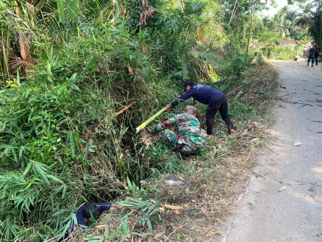 
Sinergi Tni Dan Masyarakat Terlihat Dalam Kegiatan Jumat Bersih Di Desa Padangin