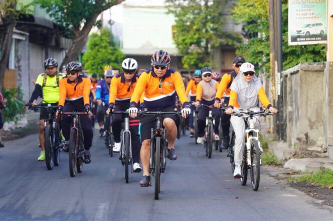 
Gowes Bareng Wali Kota Probolinggo Meriahkan Hari Koperasi Ke-78