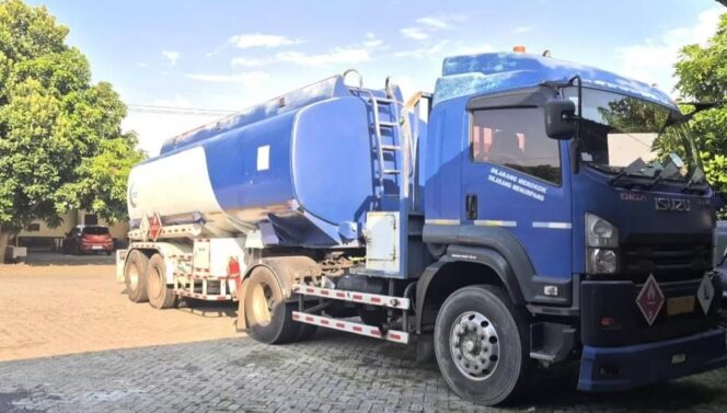 
Truk Tangki Bermodus Transportir Industri Diduga Angkut BBM Subsidi di Wilayah Probolinggo