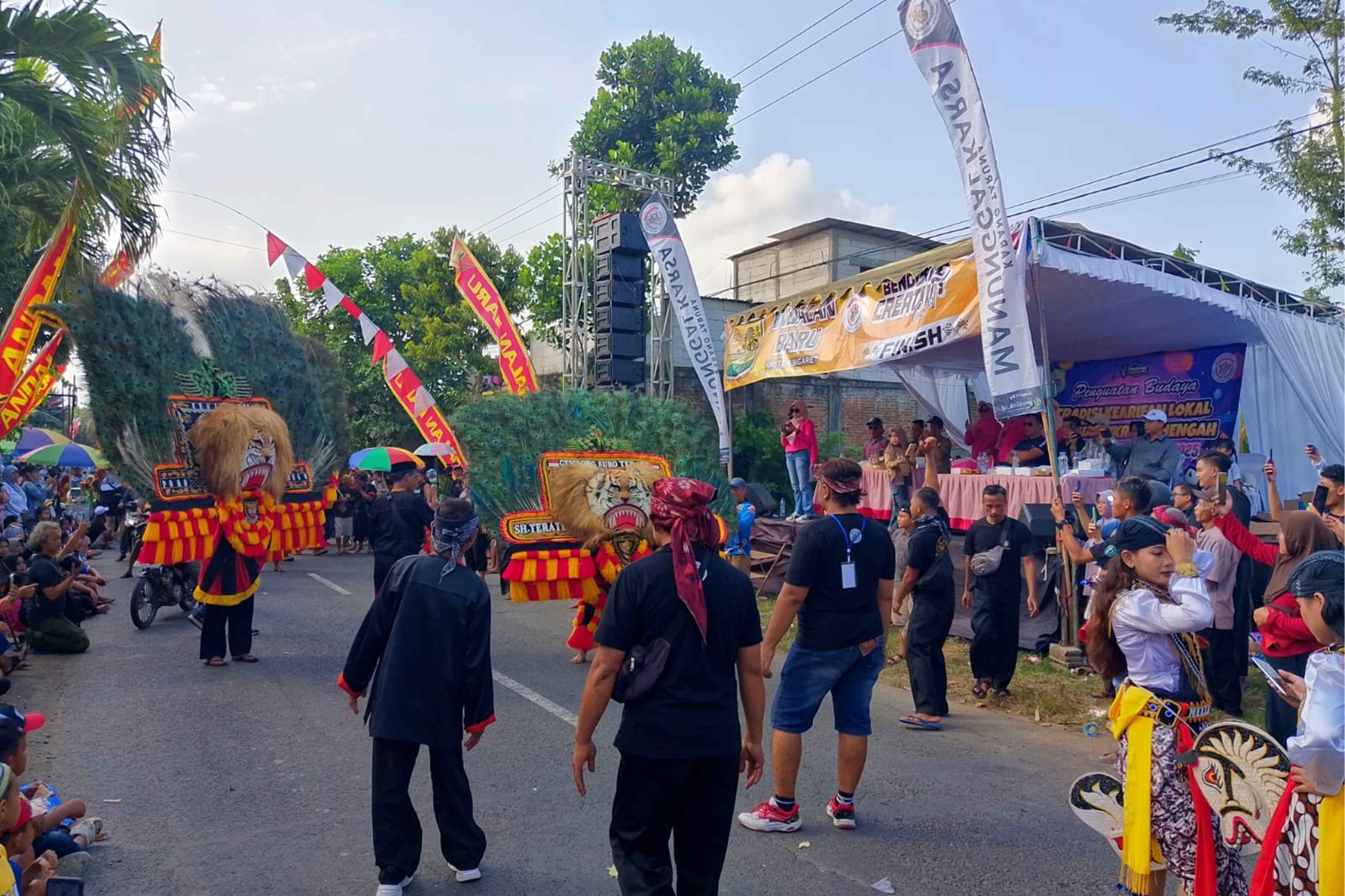 Jaga Tradisi, Jaga Negeri: TNI Kawal Pawai Budaya Bendorejo Jelang HUT RI ke-80