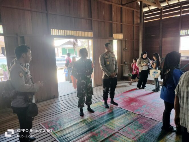 
Kebersamaan TNI dan Warga Dalam Aruh Adat di Balai Adat Kiyu
