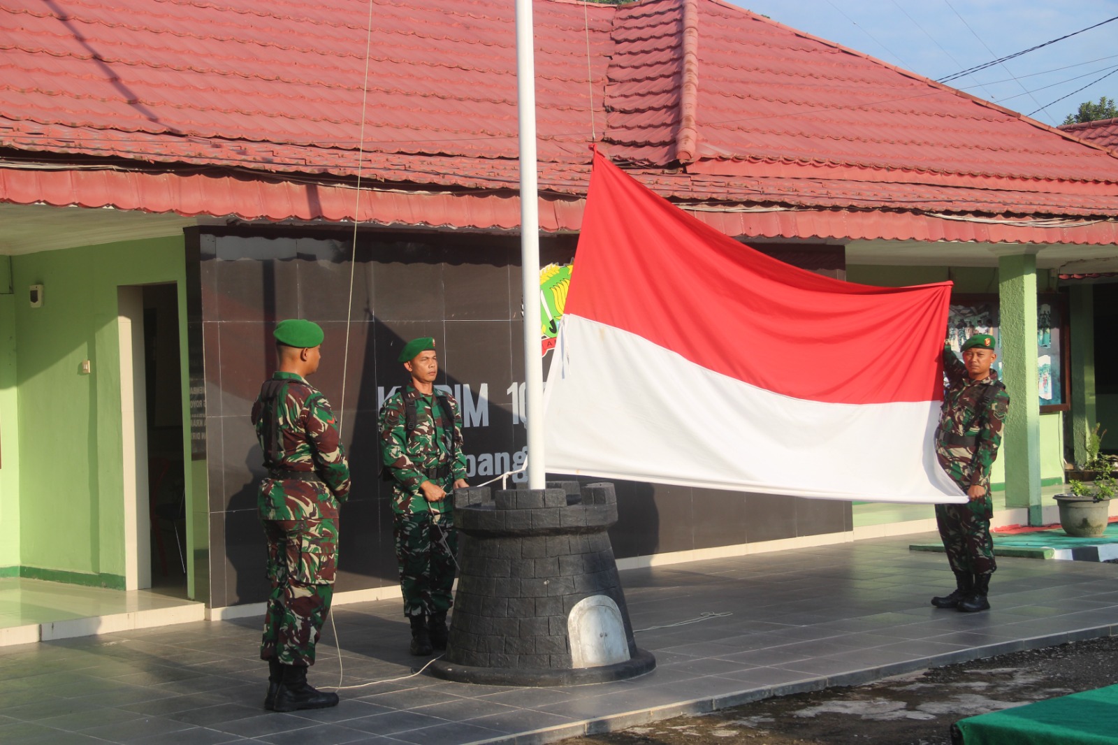 Kodim 1008/Tabalong Gelar Upacara Bendera Rutin, Dipimpin Langsung oleh Pasi Intel Kapten Inf Uung