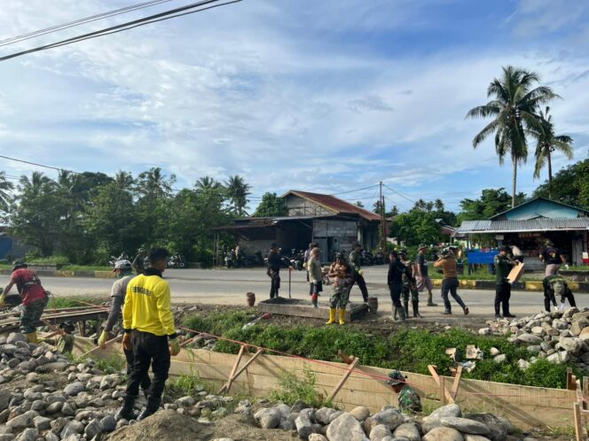 
Teriknya Matahari Membakar Semangat Satgas TMMD 125 Kodim 1506/Namlea Dalam Pembuatan Reol/Drainase Raksasa di Desa Waenono
