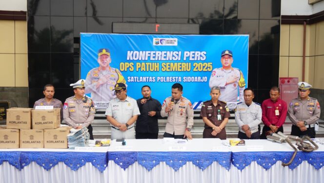 
Operasi Patuh Semeru 2025 Polresta Sidoarjo Berhasil Tekan Kecelakaan Hingga 62 persen*