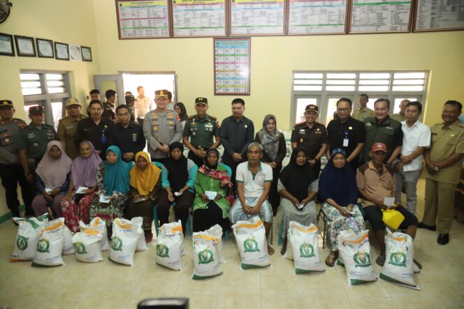 
Kapolres dan Forkopimda Magetan Turun Langsung, Pastikan Bantuan Beras Tepat Sasaran