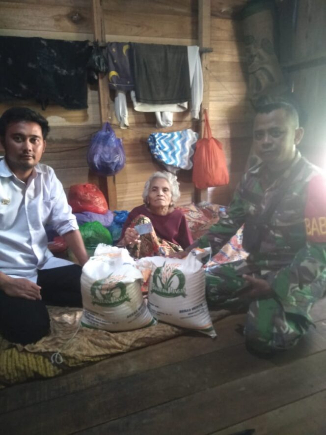 
Serda Purwadi Awasi Pembagian Beras di Lumbang dan Santuun