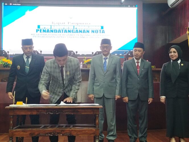 
Seluruh Fraksi DPRD Kabupaten Probolinggo Setujui Raperda P-APBD 2025