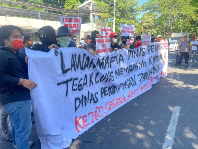 
Aksi Pemuda di Kejati Soroti Dana BLUD dan Hibah Disdik