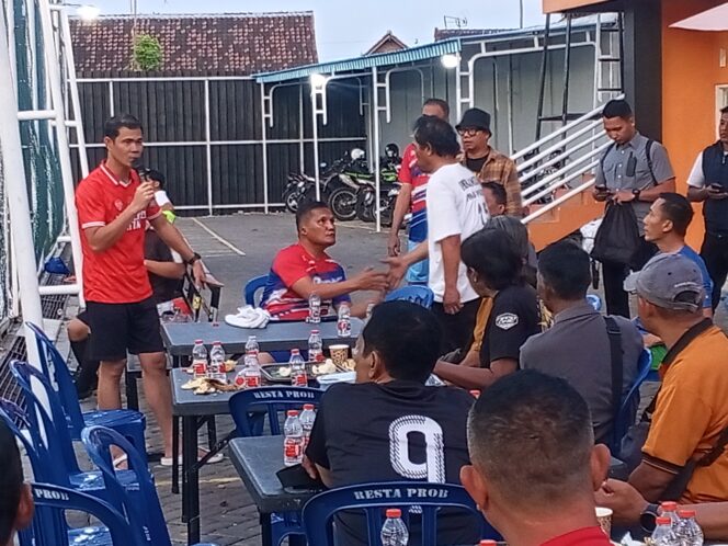 
Kapolres Probolinggo Kota Gelar PIRAMIDA, Main Bola Bareng Wartawan