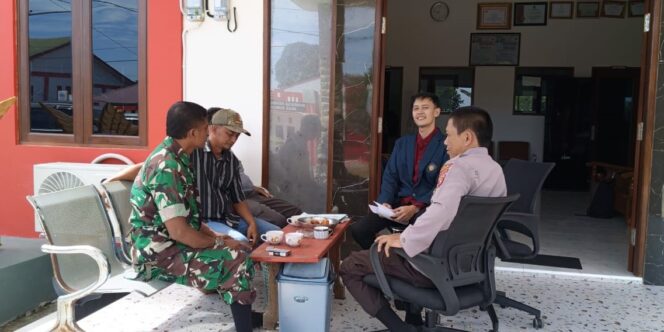 
Pastikan Wilayah Binaan Aman, Babinsa Bersama Bhabinkamtibmas Lakukan Komsos Dengan Anggota Linmas