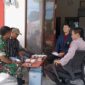 Pastikan Wilayah Binaan Aman, Babinsa Bersama Bhabinkamtibmas Lakukan Komsos Dengan Anggota Linmas