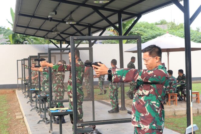 
Tingkatkan Kemampuan Prajurit, Lanud Sultan Hasanuddin Gelar Latihan Menembak Pistol