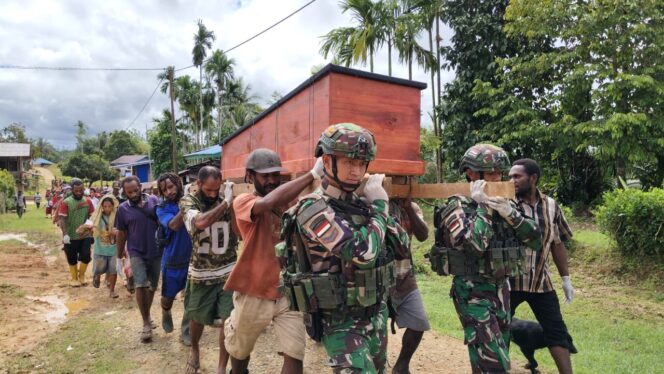 
Satgas Yonif 126/KC Bantu Pemakaman Guru Honorer Inspiratif di Kombut