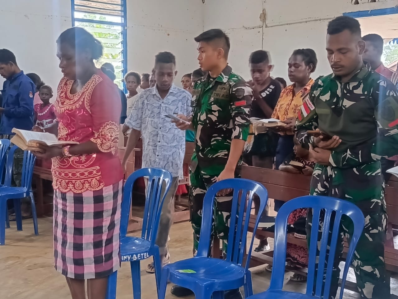 Ibadah Penuh Cinta: Harmoni TNI dan Jemaat di Gereja YPK Tomerau