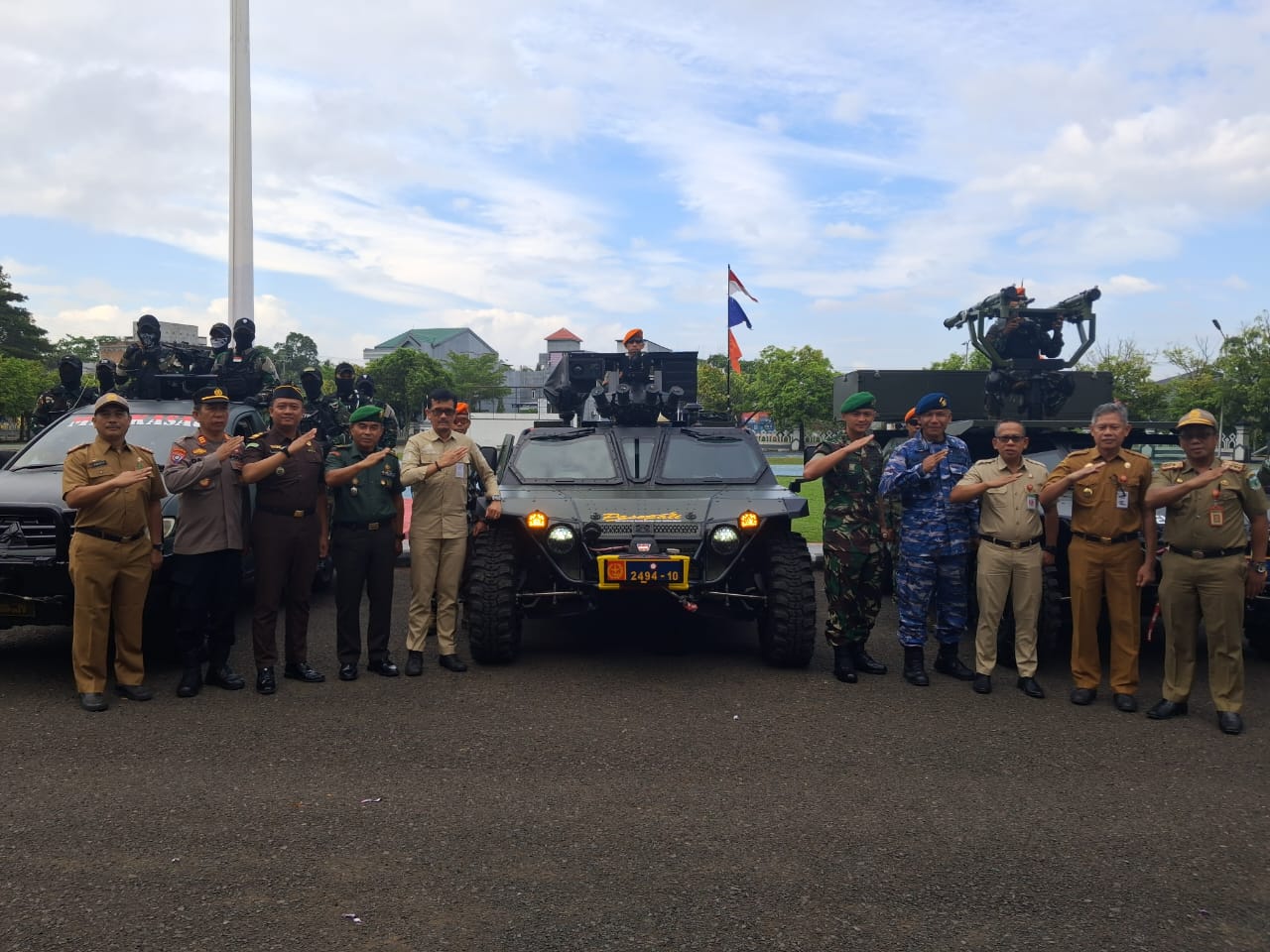 Kadispotdirga Lanud Sultan Hasanuddin Bersama Sekda Kabupaten Pinrang Melepas Parade Festival Dirgantara Bumi Lasinrang Tahun 2025