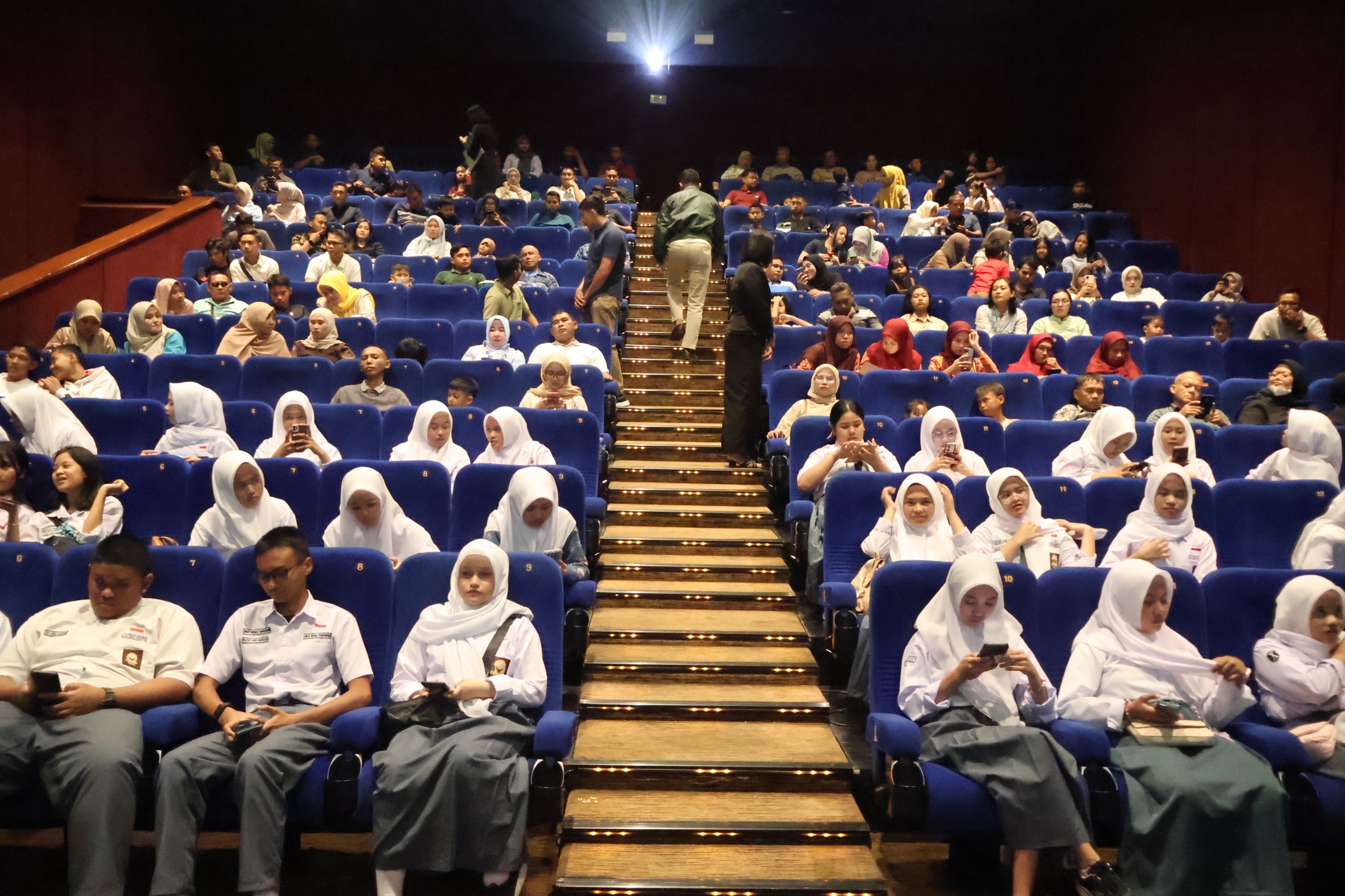 Keluarga Besar Lanud Sultan Hasanuddin Nonton Bersama Film BELIEVE