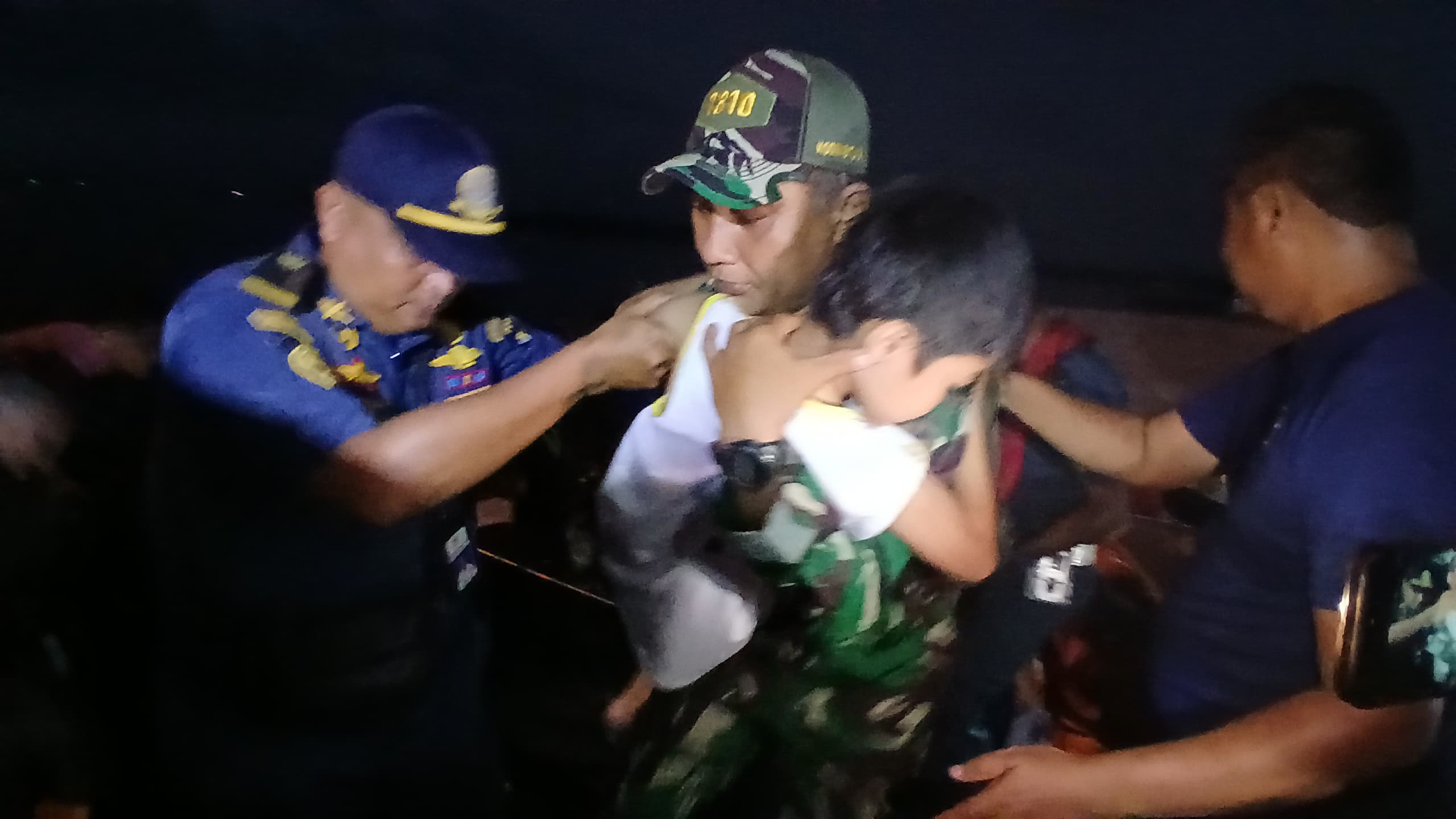 TNI Kerahkan Unsur Laut untuk Evakuasi Kapal Terbakar KM Barcelona VA di Perairan Talise, Minahasa Utara