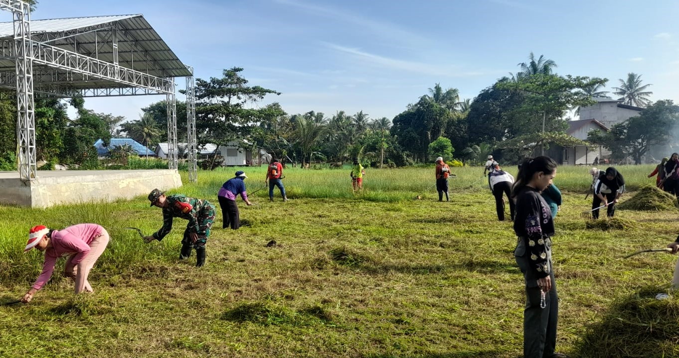 Babinsa Kerta Buana Bersama Warga Kompak Gotong Royong Bersihkan Lapangan Bola