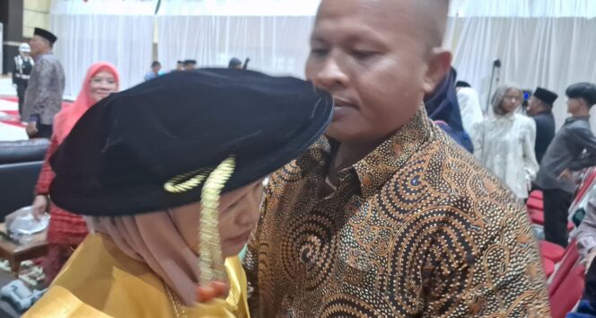 
Prof. Zulfani Sesmiarni Istri Babinsa, Dikukuhkan Sebagai Guru Besar di UIN Bukittinggi