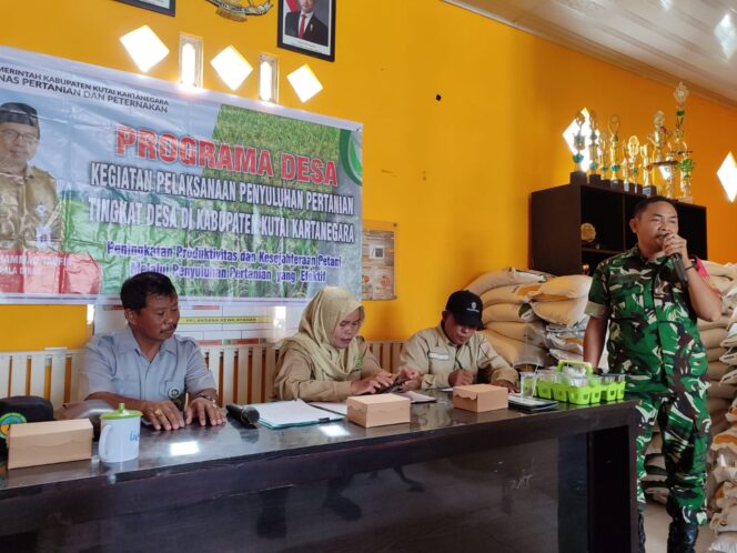 
Babinsa Loa Duri Ilir Hadiri  Penyuluhan Pertanian Oleh PPL Kepada Poktan