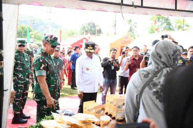 
Danpusterad: Gotong Royong Menjadi Bukti Nyata Kebersamaan Sebagai Wujud Manunggal TNI-Rakyat