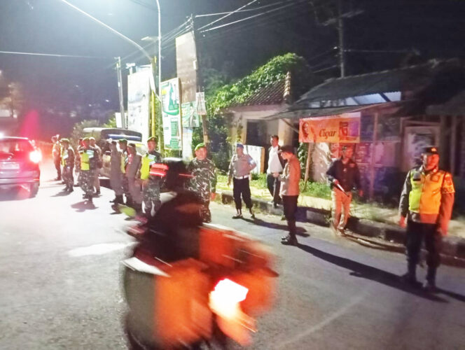
Kapolsek Kenduruan Polres Tuban Pimpin Apel dan Patroli Skala Besar Gabungan TNI, Polri dan Satpol PP Dalam Rangka Sabtu Malam Minggu