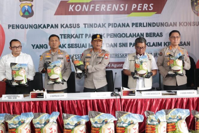 
Polisi Berhasil Ungkap Beras Oplosan Sehari Produksi 14 Ton Pemilik Pabrik di Sidoarjo Jadi Tersangka*