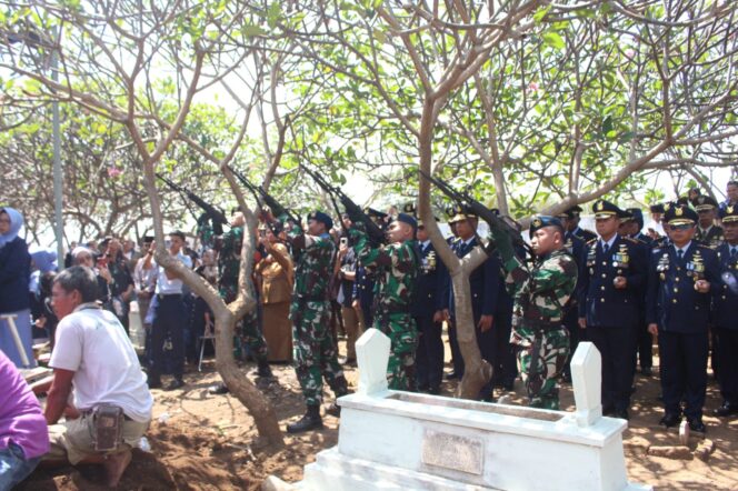 
Penghormatan Militer untuk Marsekal Fajar dari Kodim 0820 Probolinggo