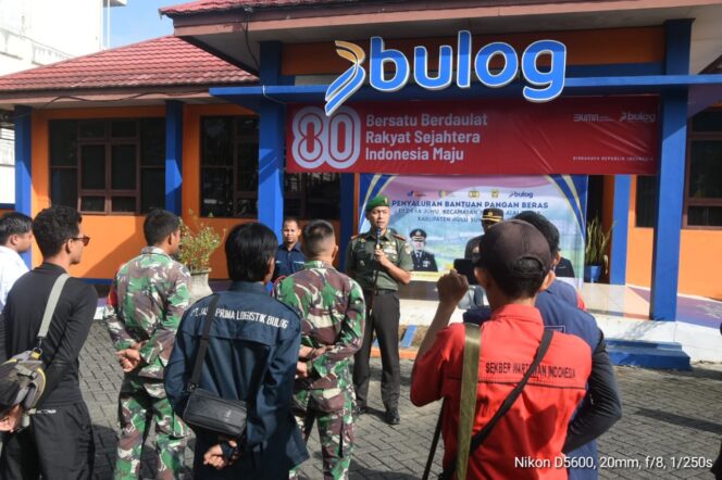 
Menembus Medan Berat, Bantuan Pangan Dikirim ke Desa Juhu