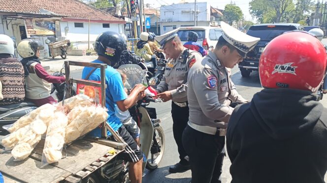 
Peringati Kemerdekaan, Satlantas Kota Probolinggo Bagikan Bendera Gratis