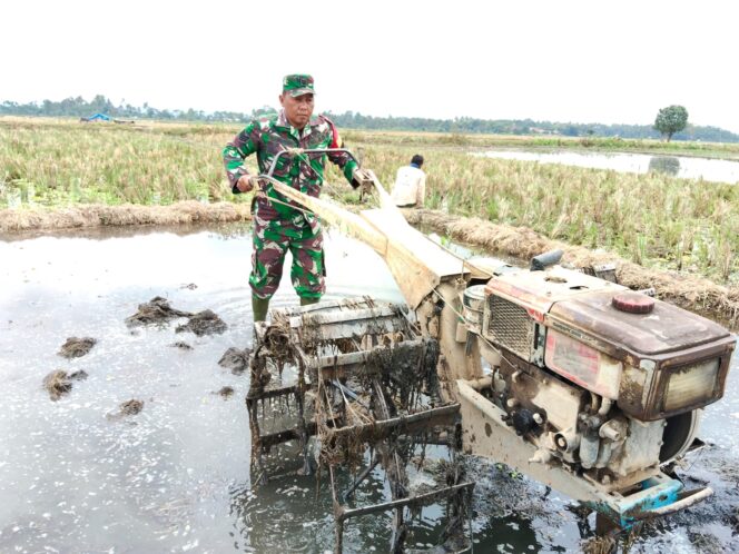 
Kodim Probolinggo Aktif Dampingi Petani Banyuanyar dalam Gerakan Darurat Pangan Nasional