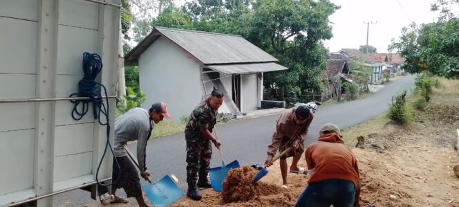 
Serma Jufri Bantu Pengangkutan Serbuk Kayu Untuk UMKM Brangga