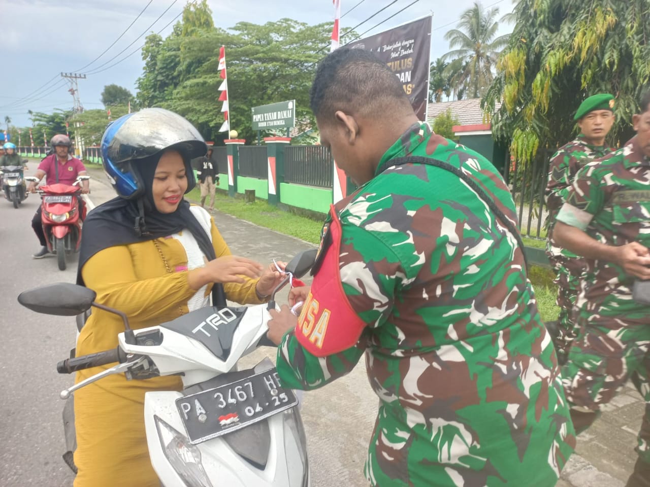 Tumbuhkan Rasa Cinta Tanah Air Jelang Peringatan HUT RI Ke-80 Tahun 2025, Anggota Koramil Timika Bagikan Bendera Merah Putih Bagi Pengguna Jalan