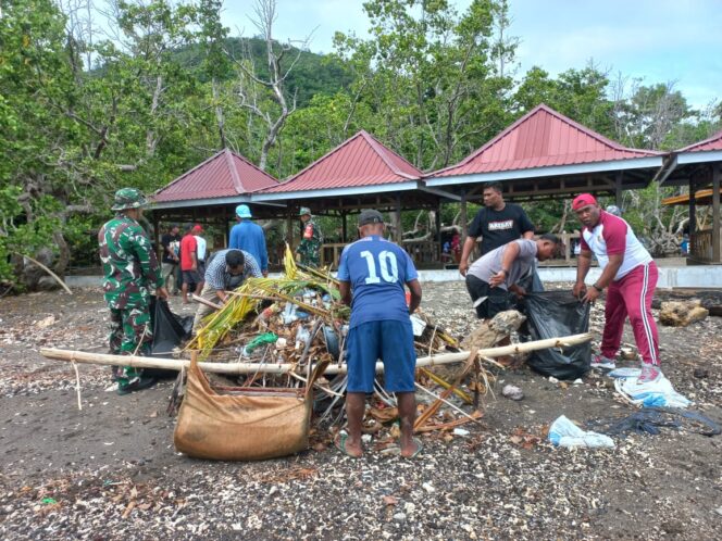 
					Bina Hubungan Baik Dengan Warga, Koramil 1505-01 Tidore Kerja Bakti Pembersihan Pantai