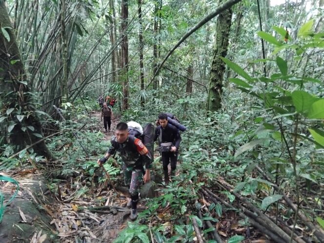 
					Dua Hari Jalan Kaki, TNI-Polri Kawal Bantuan Beras Desa Juhu