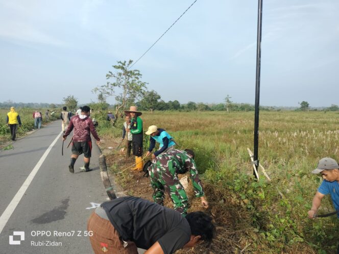 
Babinsa Koramil 1002-01 dan Warga Rangas Kompak Bersihkan Jalan Desa