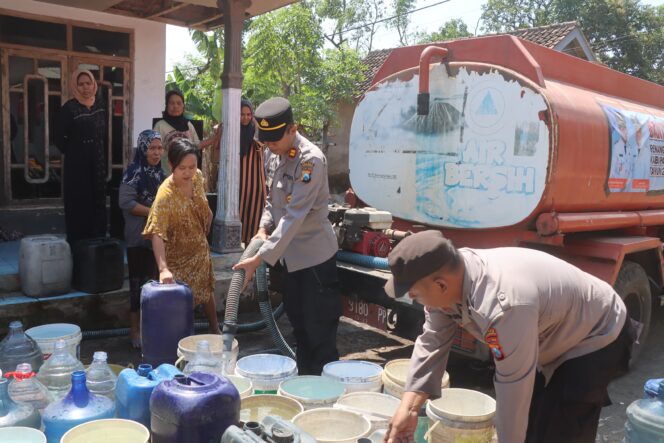 
					Bakti Sosial Polres Probolinggo-BPBD Bantu Warga Tiris Dapat Air Bersih