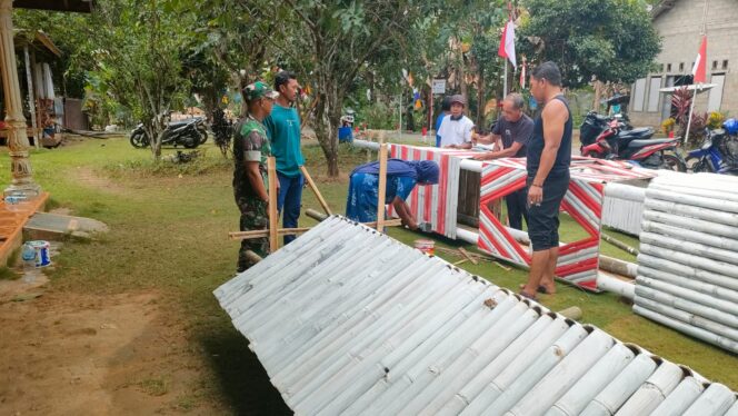 Babinsa dan Warga Argo Mulyo Gotong Royong Hias Desa Sambut HUT RI