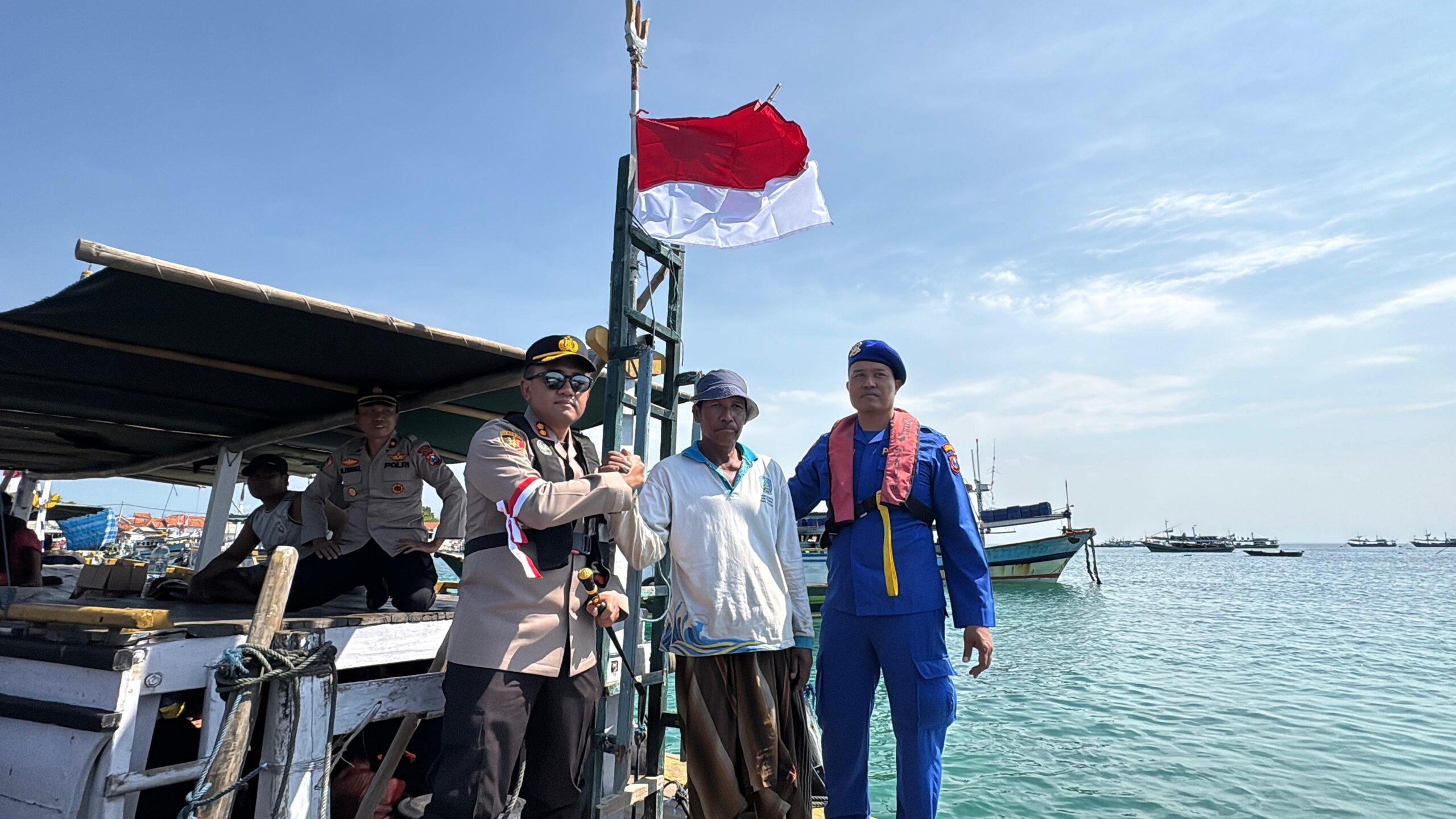 Kapolres Probolinggo Bagikan Bendera Merah Putih di Gili Ketapang