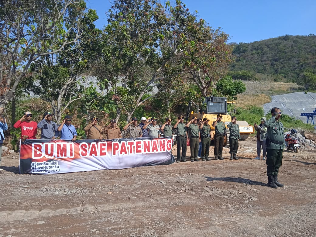 Aktivis Kibarkan Merah Putih di Hutan Probolinggo-Situbondo Suarakan Kritik