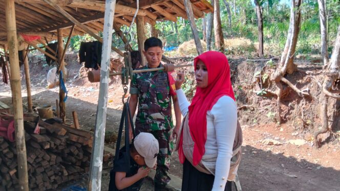 
TNI Hadir untuk Rakyat: Babinsa Kuripan Dampingi Posyandu Sambut HUT ke-80 RI