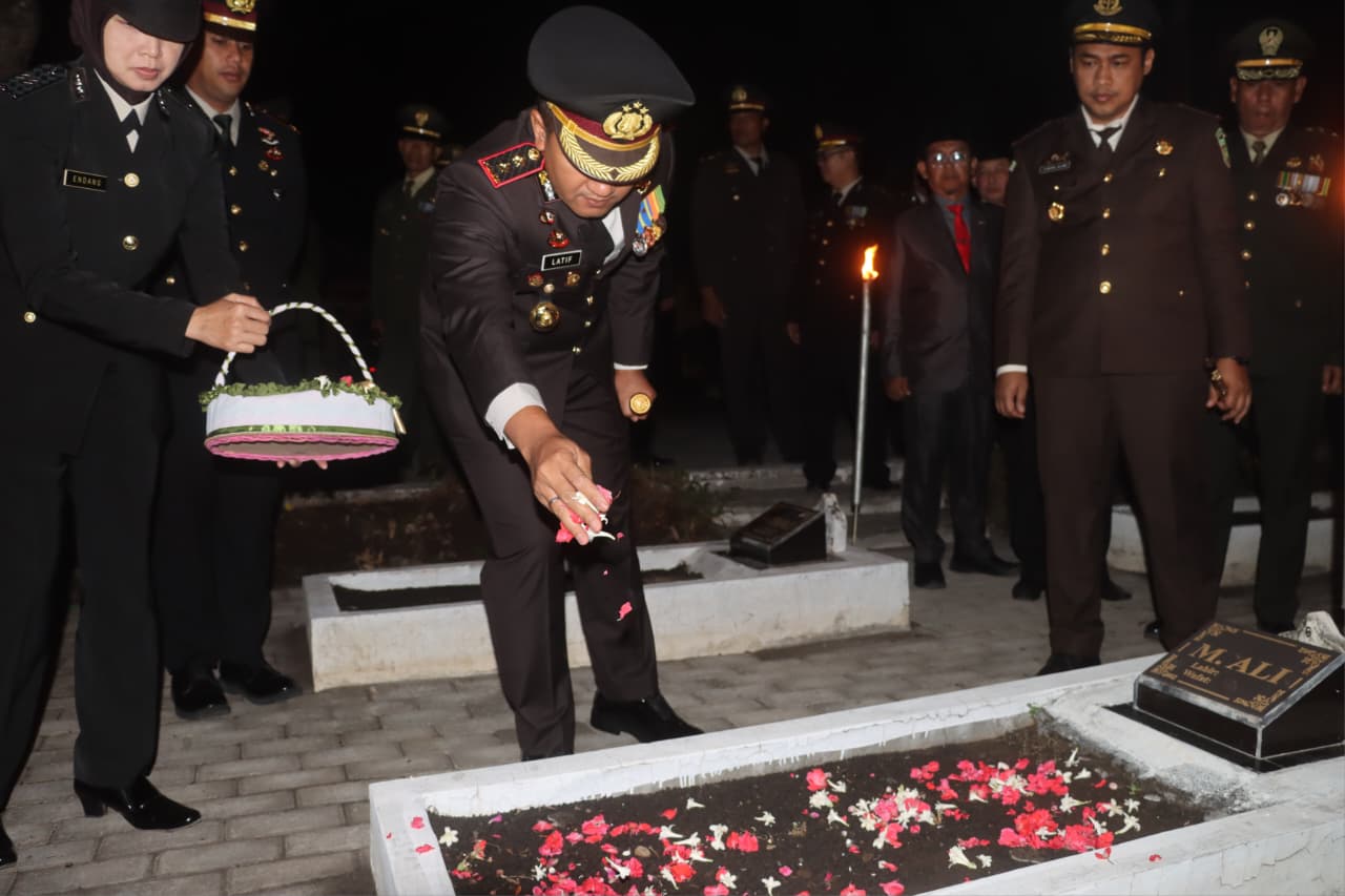 HUT ke-80 RI, Kapolres Probolinggo Pimpin Renungan Suci di TMP