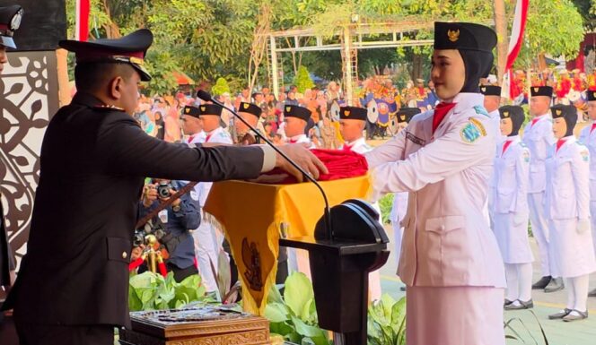 
					Kapolres Probolinggo Pimpin Upacara Penurunan Bendera Merah Putih HUT RI