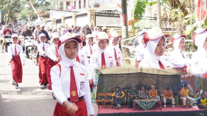 Semarak HUT RI ke-80, Ribuan Warga Tiris Padati Lomba Gerak Jalan