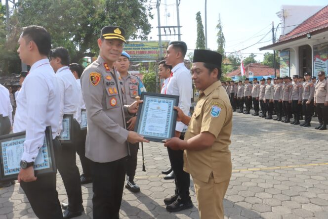 Kapolres Probolinggo Kota Berikan Reward Anggota Berprestasi dan Mitra