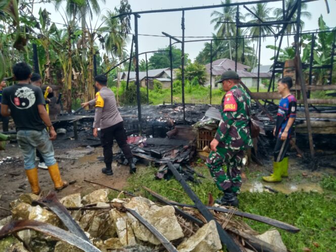 
					Api Lahap Dua Rumah di Pantai Hambawang Timur, Petugas Gabungan Sigap Padamkan